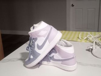 Female Air Jordan mid 1