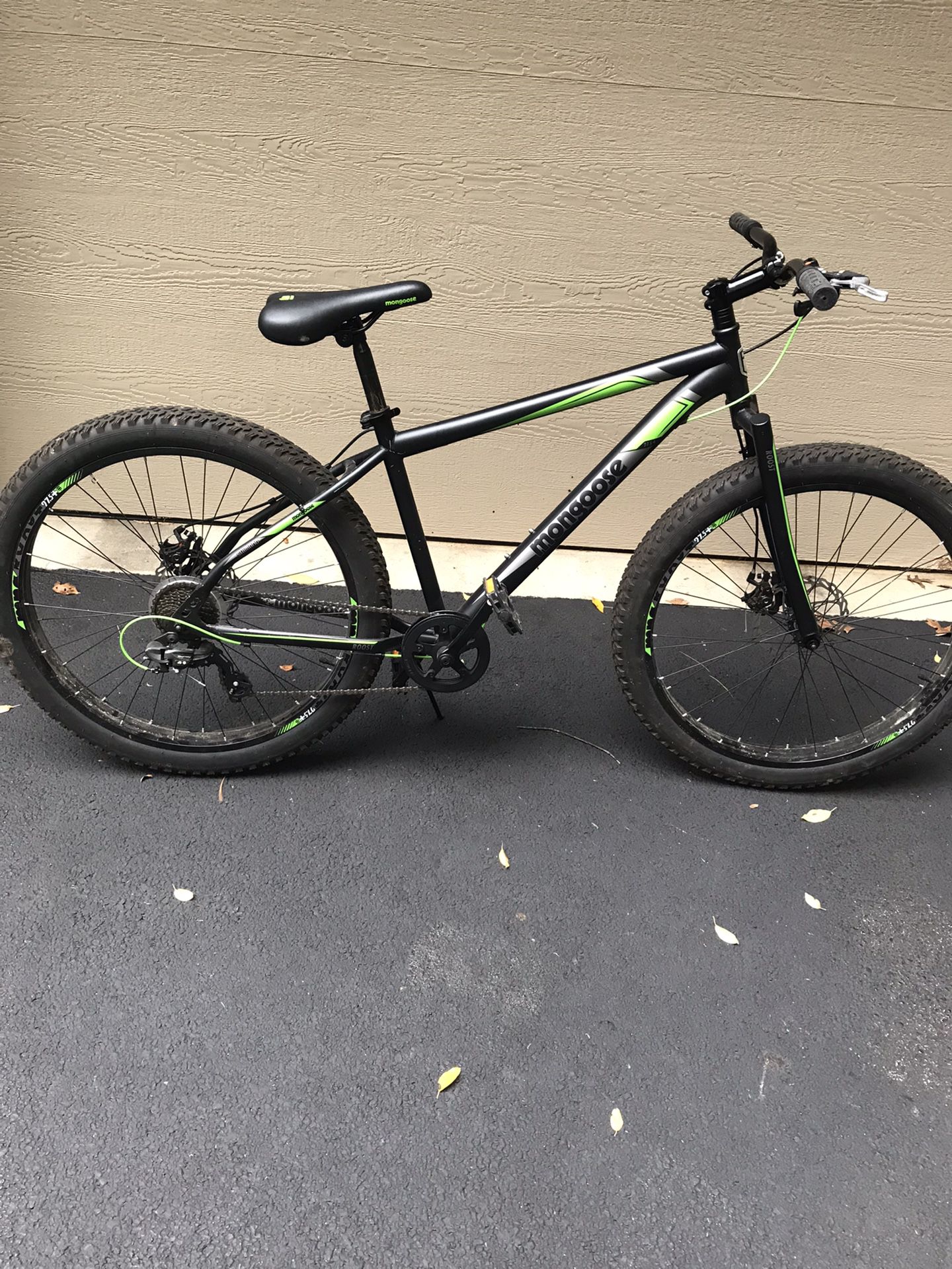 Mongoose Roost Mountain bike, 27.5”