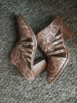 Make Offer - Women Fashion Comfort Snakeskin Block Heel Sandal Open Back Shoe size 8