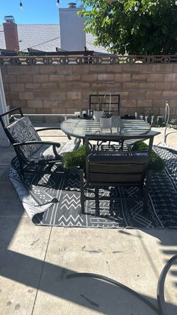 Round table set