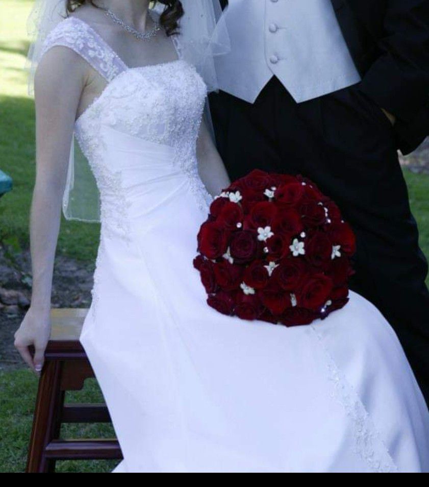 David's Bridal Size 0 Wedding Gown