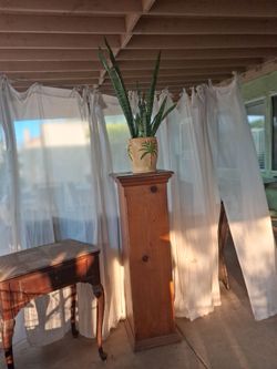 Adorno  completo,  mueble y maseta con planta