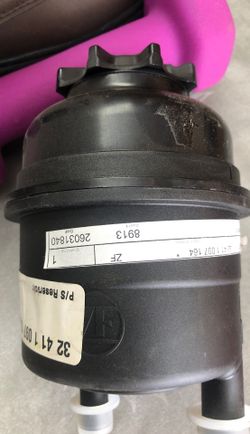 Power steering expansion tank
