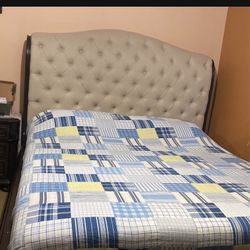 King Bet Set  1 Nightstand 1 Dresses Mirror No Mattress 