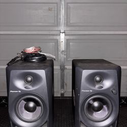 Studio Monitors (Pioneer DJ & Behringer)