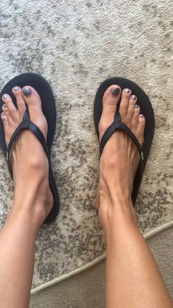 Women’s 9 Sanuk flops