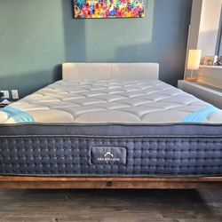 DreamCloud Premier Hybrid Queen Mattress (Excellent Condition)