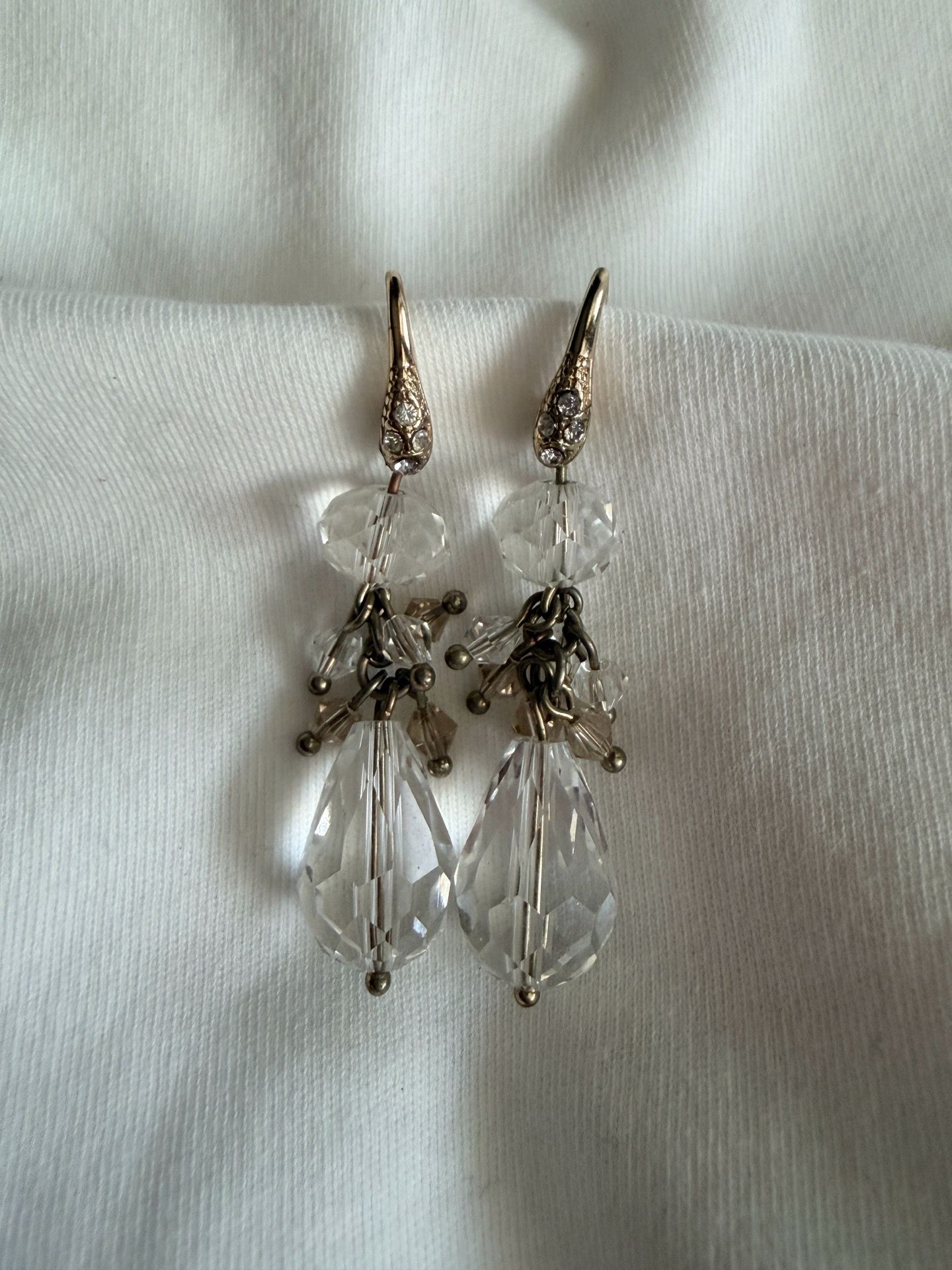 Sliver toned dangle crystal earrings.