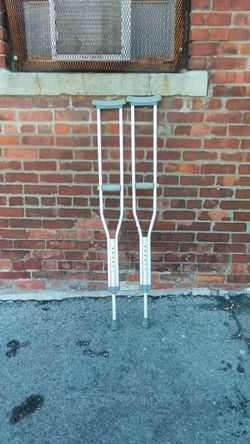 Adult adjustable aluminum crutches