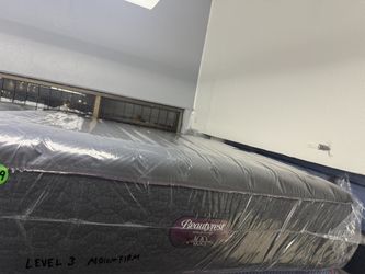 QUEEN SIZE SIMMONS BEAUTYREST WORLD CLASS LEVEL 3 (MEDIUM-FIRM) MATTRESS & BOX SPRING BED SET