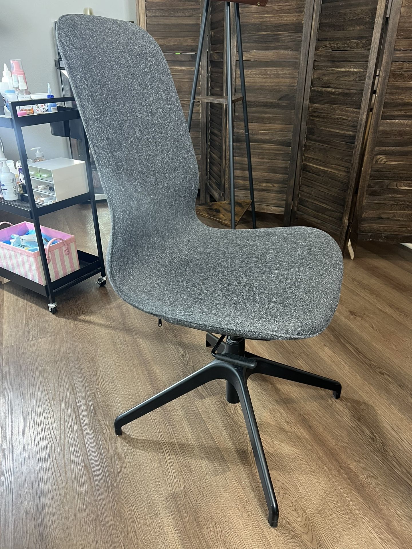 Modern Swivel Accent Chair – Sleek & Comfortable Design