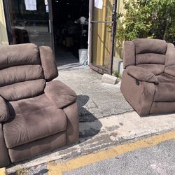 2 Recliner Chairs 
