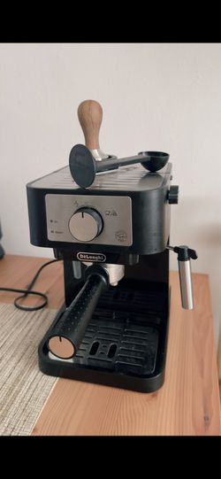 De'Longhi 15-Bar Pump Espresso Machine with Milk Frother & Temperature Control