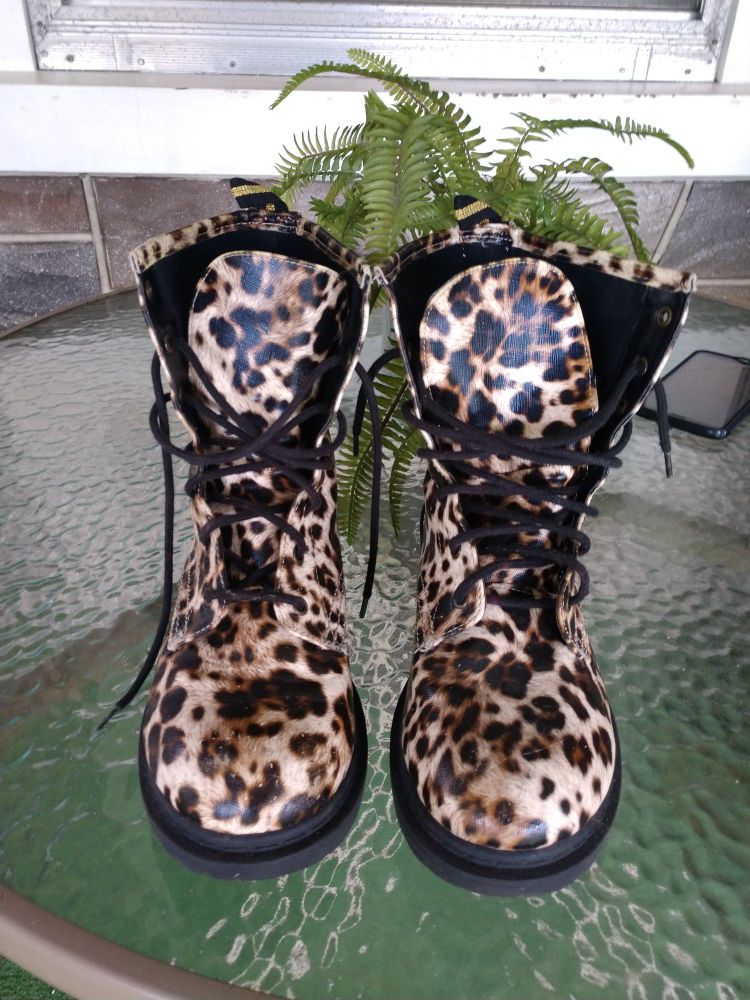 Size 8.5 Women's Leopard Print Rain Boots