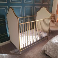 Gorgeous Crib Like New That Converts To Toddler Bed