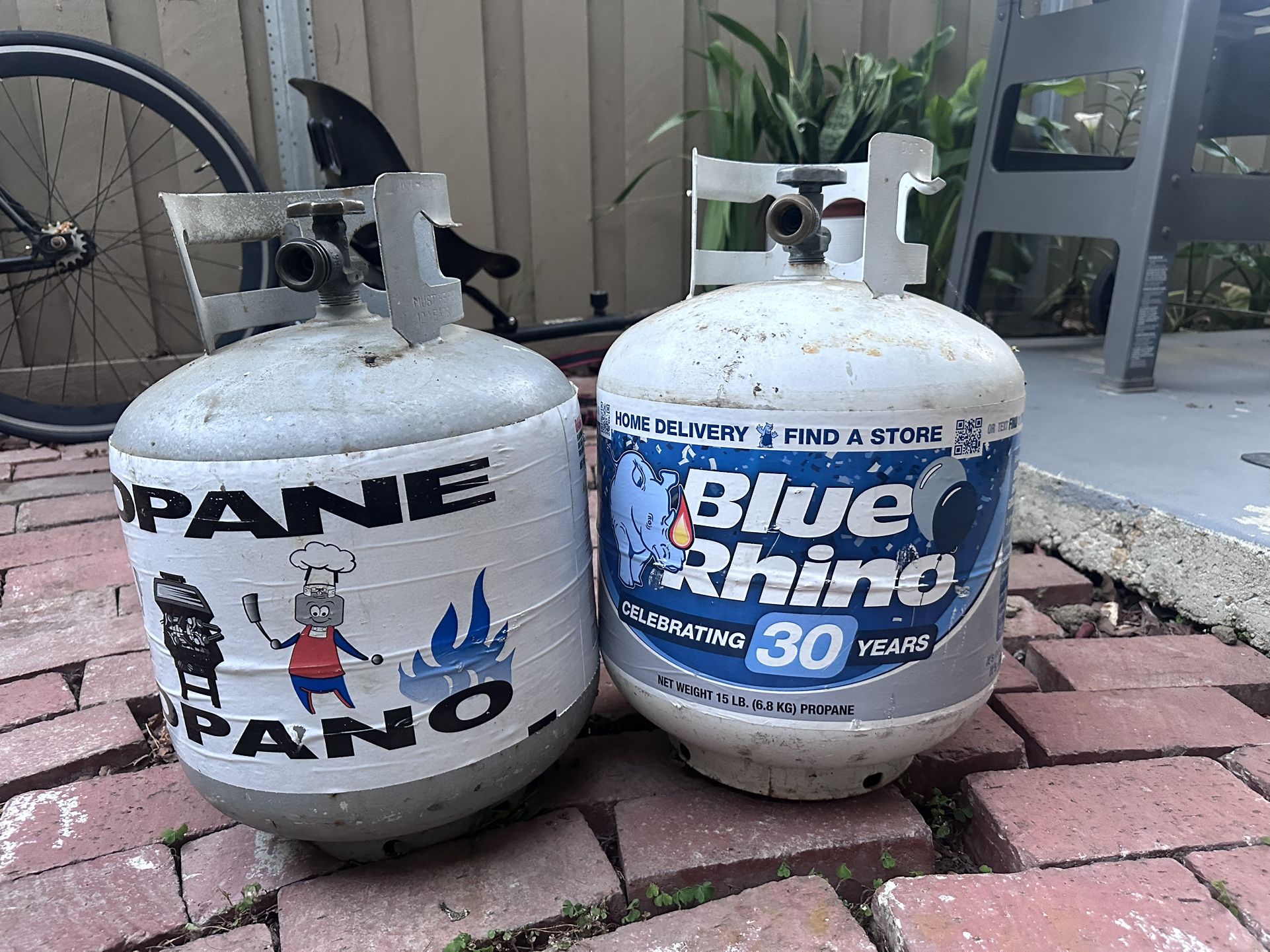 2 Gas Tanks