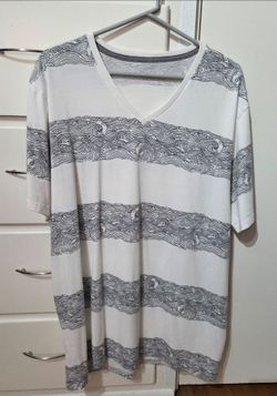 White Wave Print V-Neck Old Navy T-Shirt