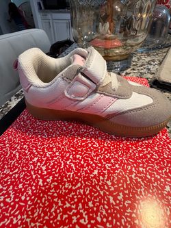 Girls tennis shoes