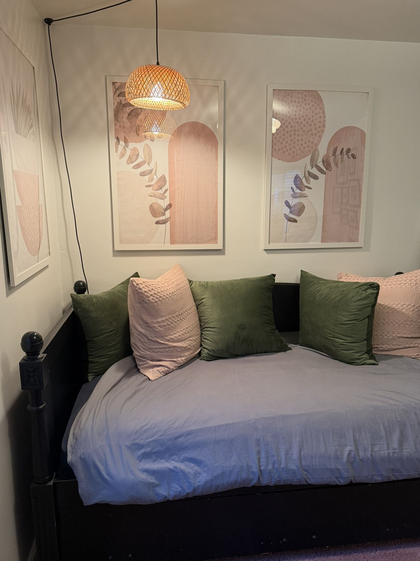 FREE - Daybed W. Twin Mattress