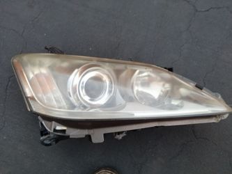 2009-2012 Lexus ES350 headlight with all the accessories and lights bulbs OEM.