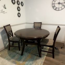 4 Seater Oak Wood Dinning Set. 