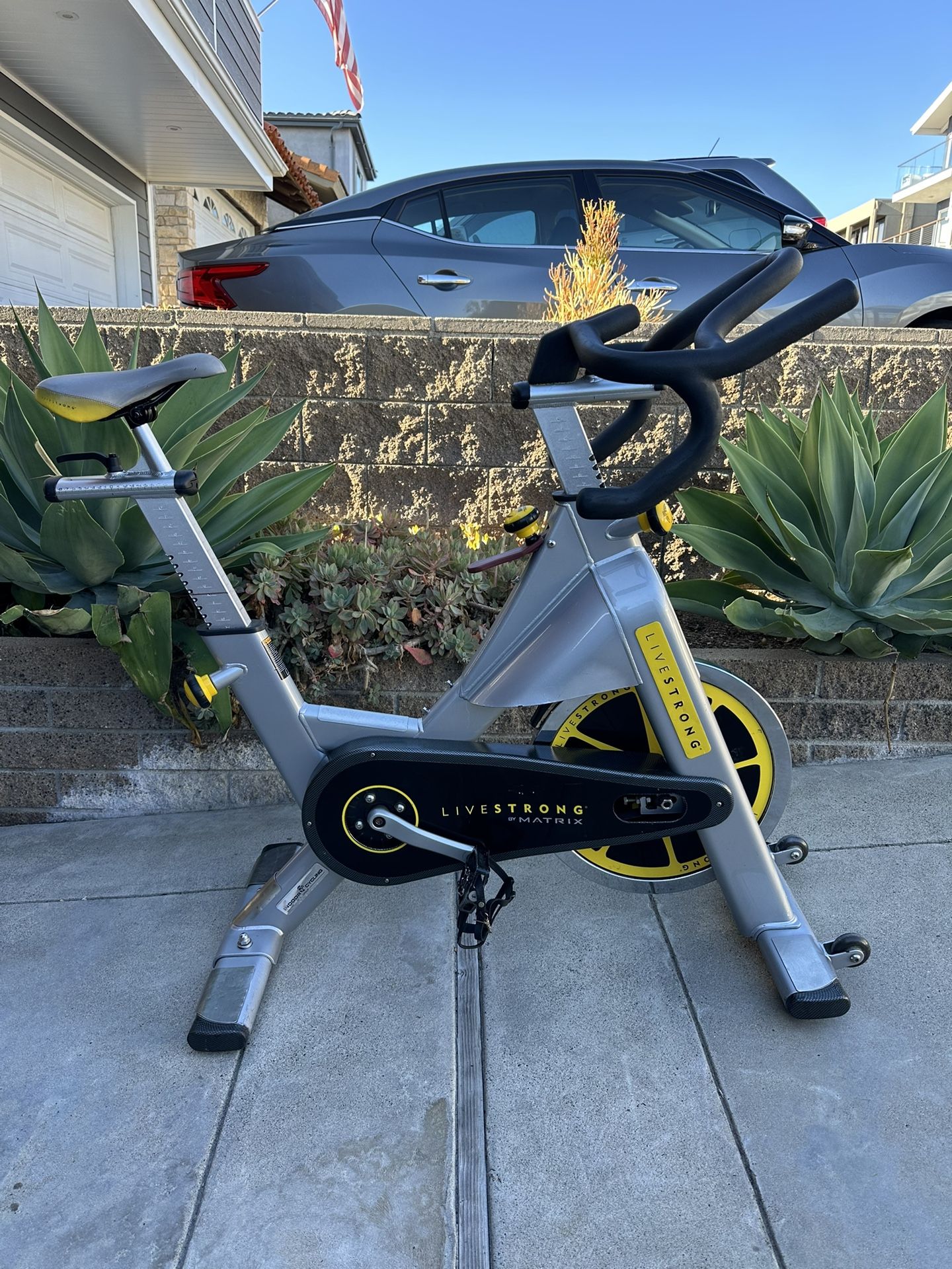livestrong stationary bicycle LS5.0U Upright Bike Sports, Fitness & Outdoors Exercise Bikes Bicicleta Spinning Livestrong