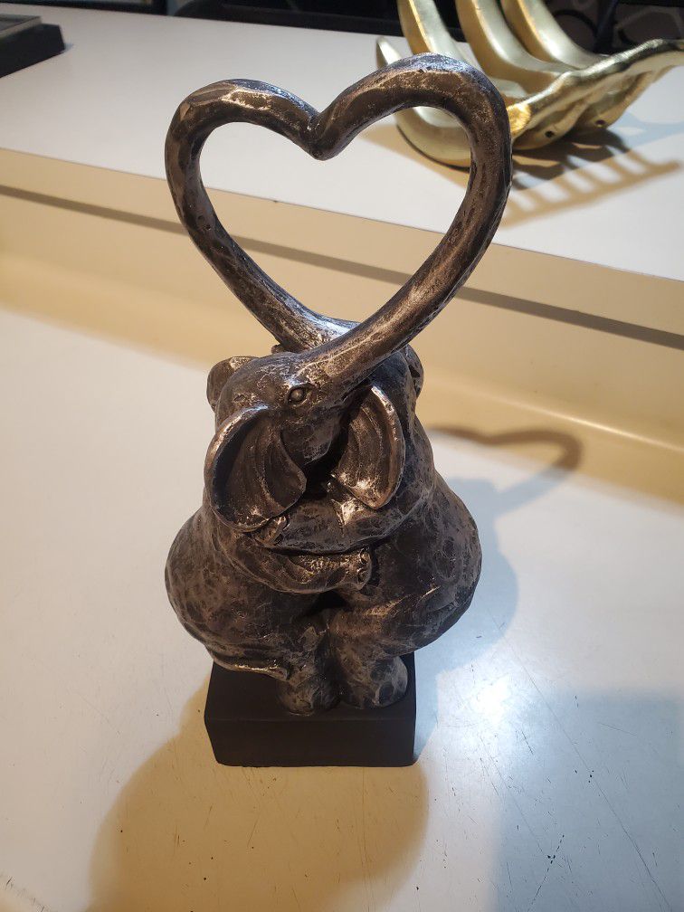 Elephant Figurine Heart Couple Gray