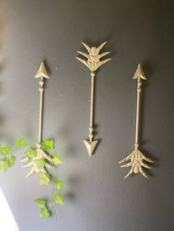Metal arrow decor