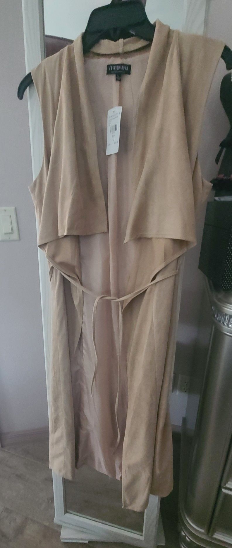 Fashion Nova Beige Sleeveless Light Soft Stylish Lady's Cardigan in Large. Will Fit Small-Large. NWT.