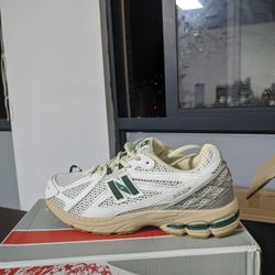 New Balance Sneakers Size.9.5 New in box