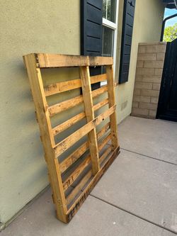 Free wood pallet