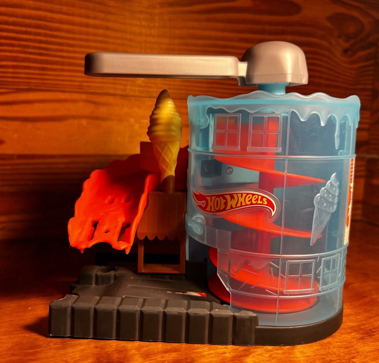 Hot Wheels ~ Shark Chomp Transporter Playset ~Eats Cars~Loose
