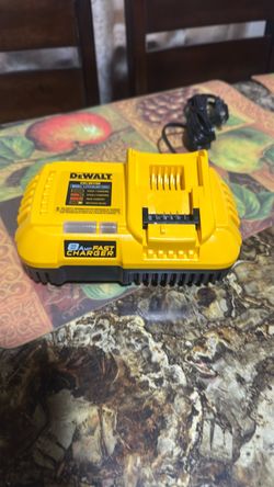 DEWALT DCB118 8A Fast Charger 20V/60V