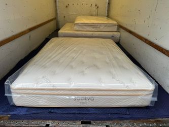 LIKE NEW! Queen Saatva Classic Plush Mattress - Delivery Available 