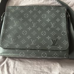 Louis Vuitton Messenger Bag