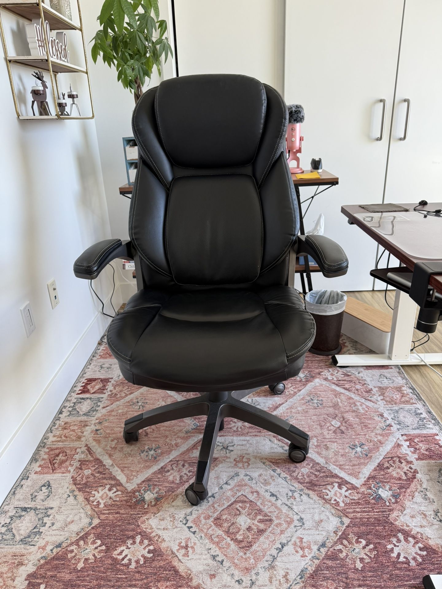 La-Z-Boy Black Office Chair – Excellent Condition