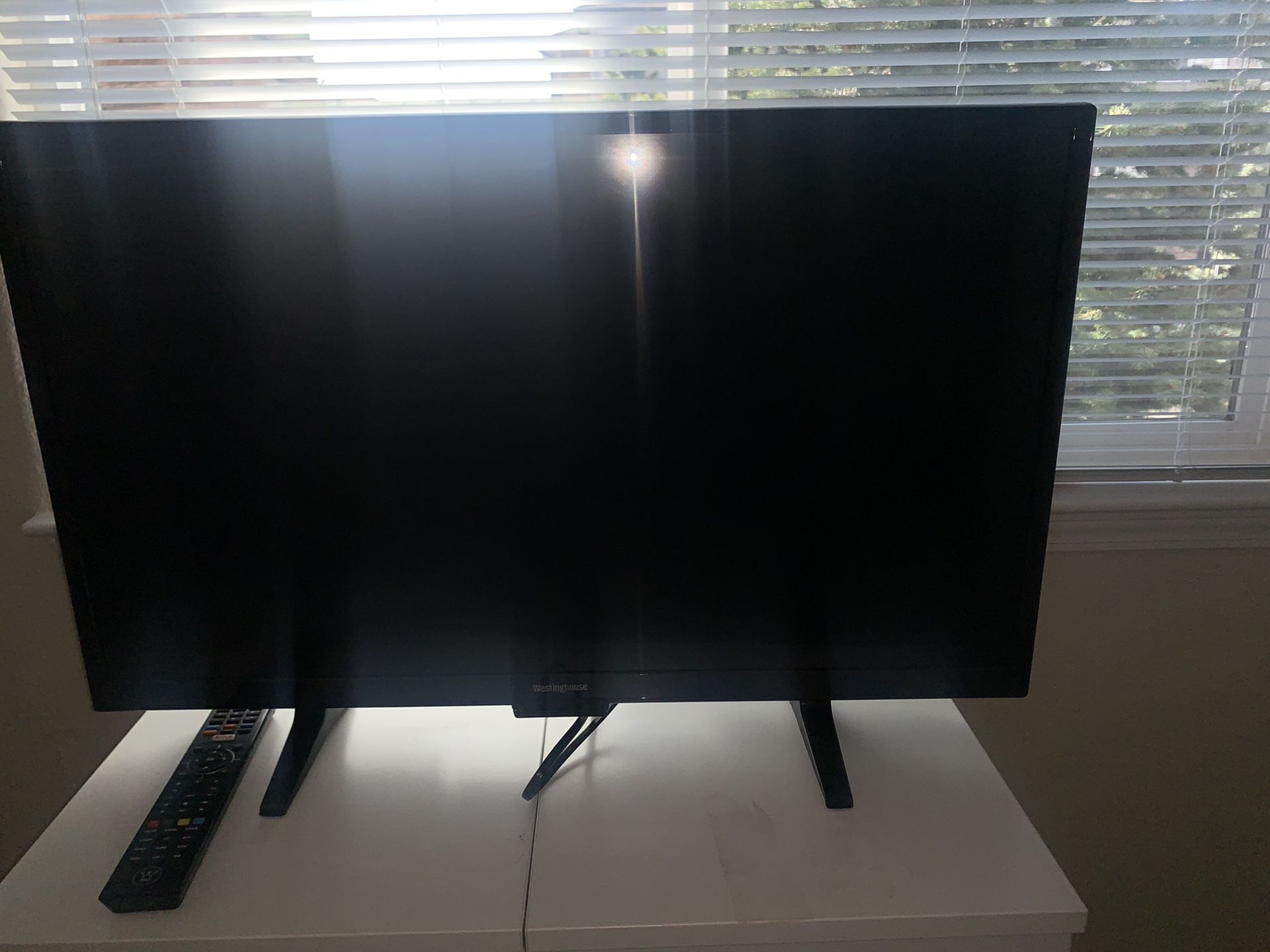 NEED TO SELL!!!! 32 inch Westinghouse Smart Tv comes also with remote