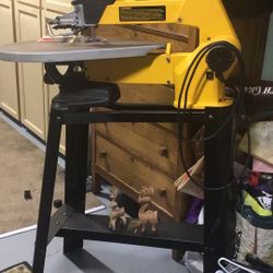 DeWalt 788 20” Scroll Saw With Stand And Extra Blades.
