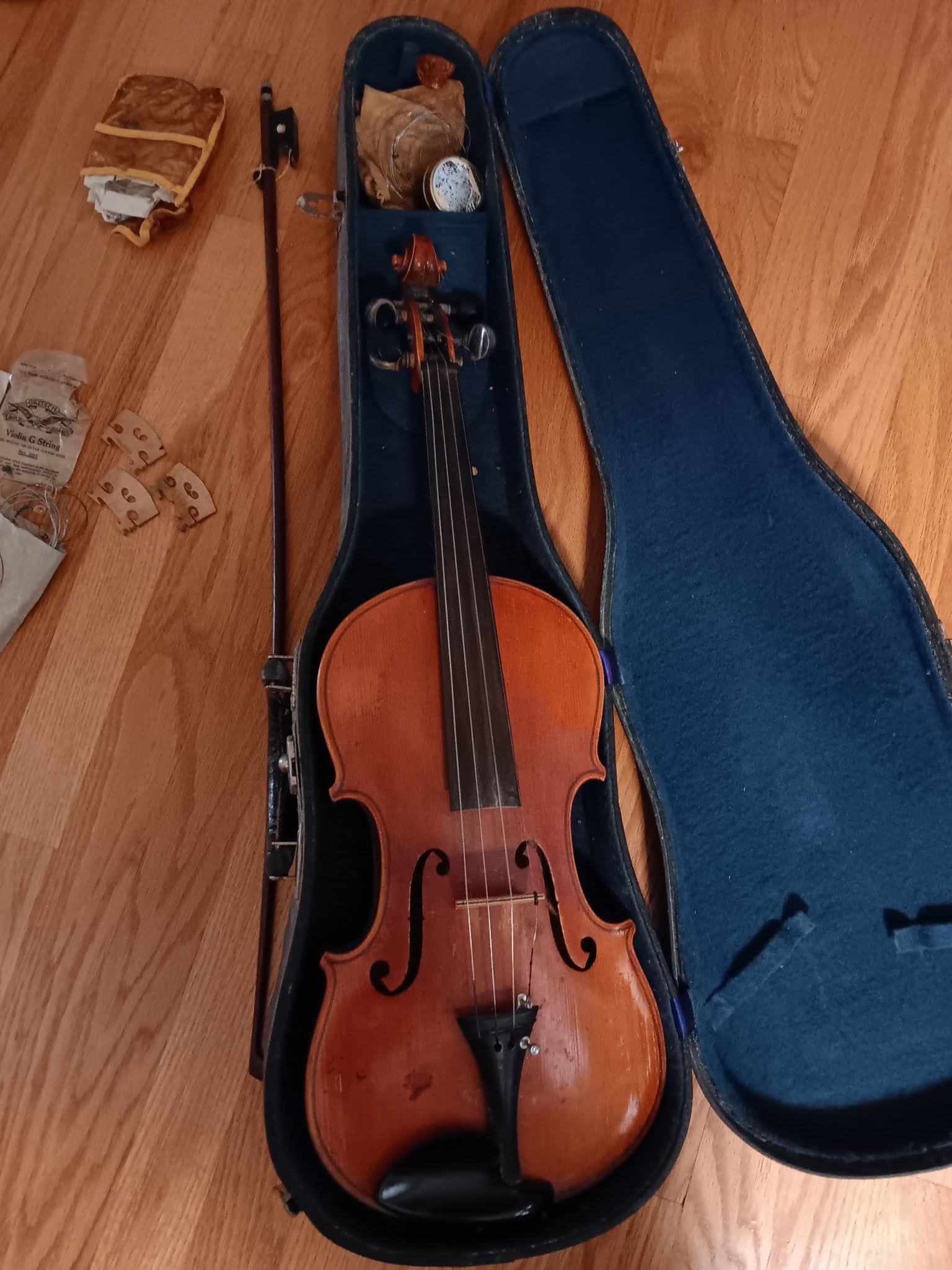 Vintage Musical Instruments. Classic Violin in case. Very nice Shape.