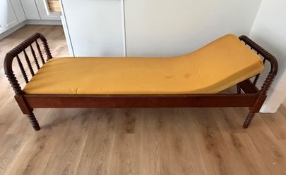 Jenny Lind Style Spindle Daybed