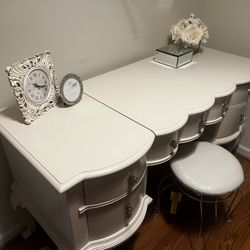 ✨ Vintage Cottage/Victorian Vanity Desk + Stool – $200 ✨