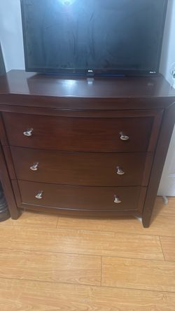 Dresser solid wood Excelent condition