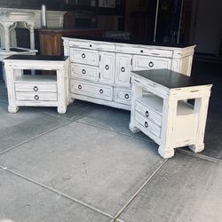 SOLID WOOD VINTAGE FARMHOUSE 8 DRAWER DRESSER AND MATCHING NIGHT STANDS