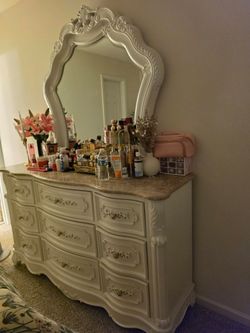 Elegant Queen Bedroom Set – $1,700