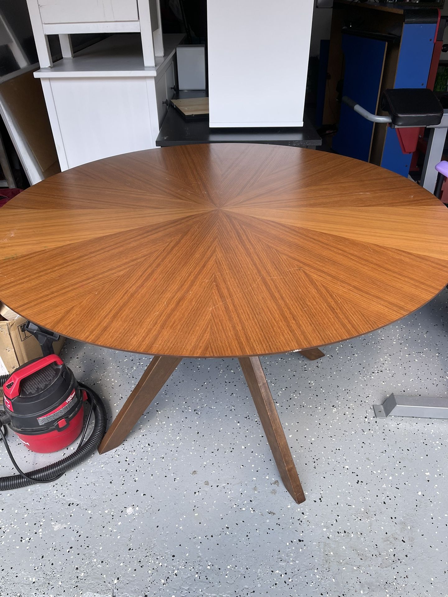 Round Dinner Table - Wegmans Furniture