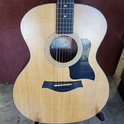 Acoustic Guitar Taylor 114E