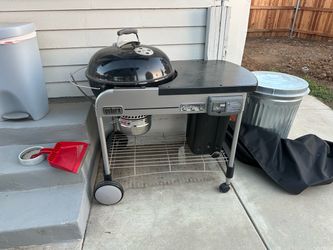 Weber grill performer deluxe w/ charcoal included