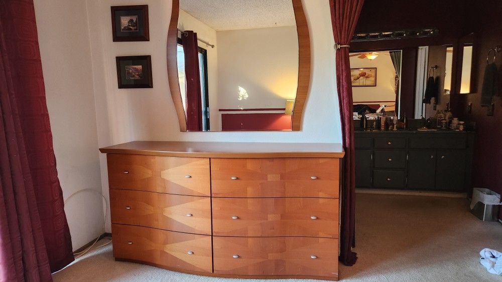 Beautifully crafted dresser with mirror, like new.  No dents, no scratches. 