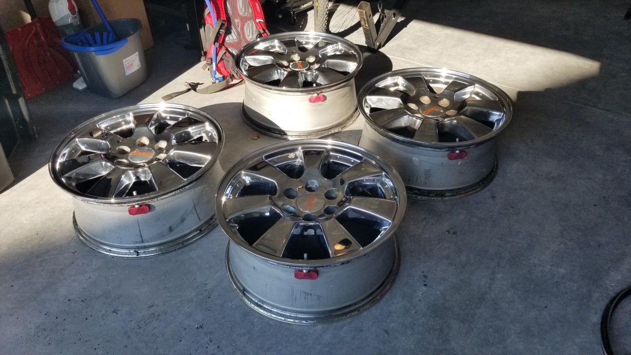 2006 GMC Yukon Denali 20" chrome rims OEM. TPMS sensors *Negotiable*