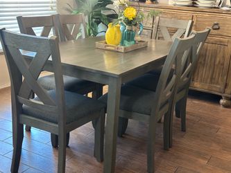 Dinner table sets